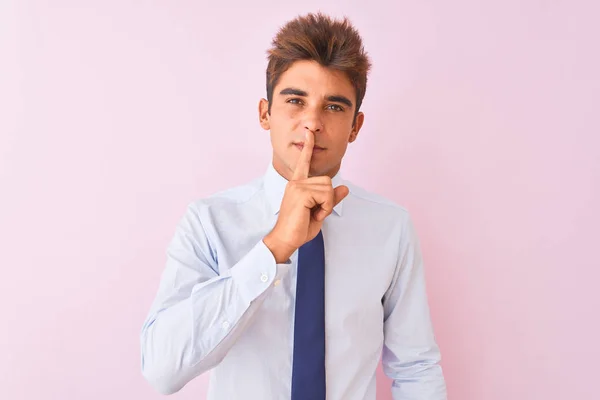 Joven Hombre Negocios Guapo Con Camisa Corbata Pie Sobre Fondo — Foto de Stock