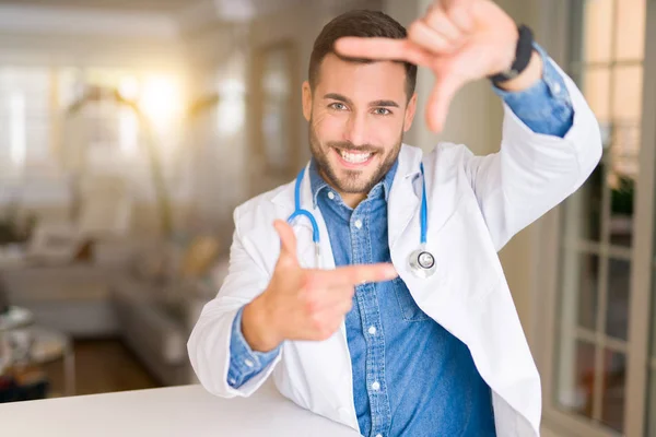 Jóképű Fiatal Orvos Klinikán Mosolyogva Így Keret Kézzel Ujjal Boldog — Stock Fotó