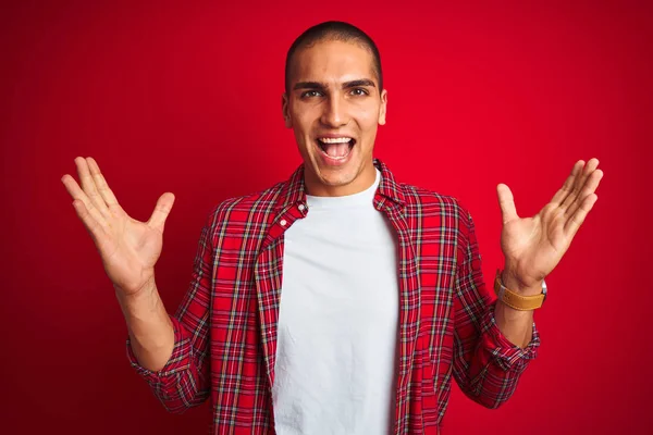 Jonge Knappe Man Het Dragen Van Een Shirt Met Behulp — Stockfoto