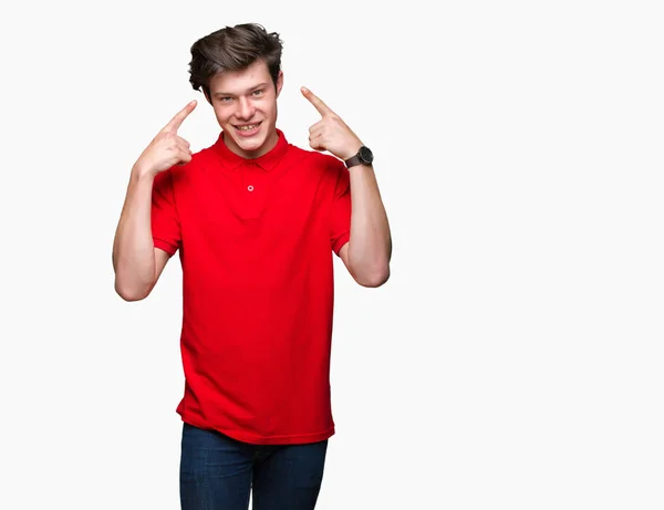 Jonge Knappe Man Dragen Rode Shirt Geïsoleerde Achtergrond Glimlachend Naar — Stockfoto