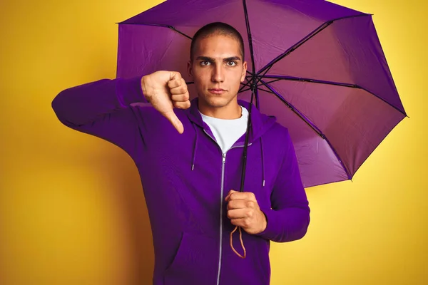 Jovem Bonito Homem Vestindo Roxo Guarda Chuva Sobre Amarelo Isolado — Fotografia de Stock