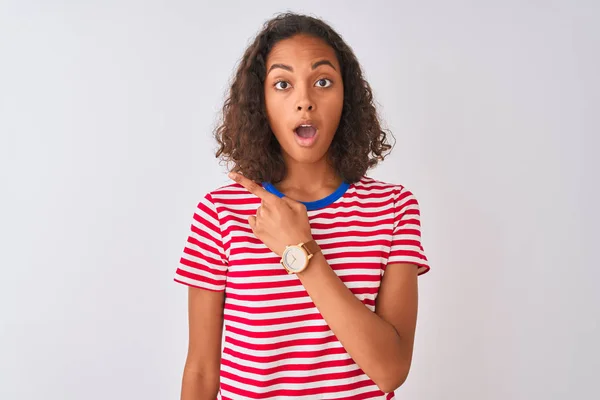 Mujer Brasileña Joven Vistiendo Camiseta Rayas Rojas Pie Sobre Fondo —  Fotos de Stock