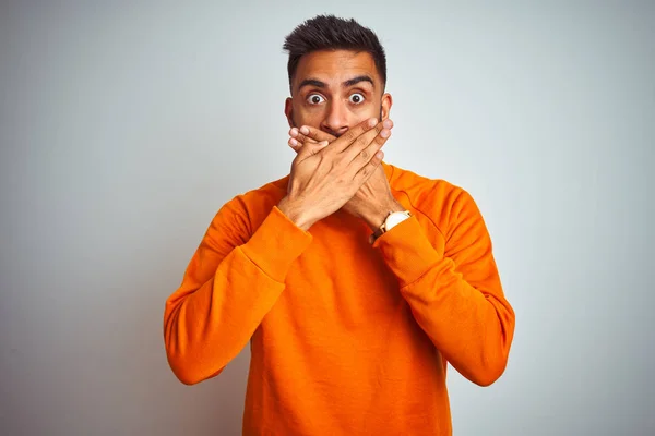 Hombre Indio Joven Con Suéter Naranja Sobre Fondo Blanco Aislado — Foto de Stock