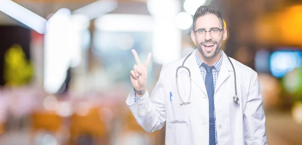 Guapo Joven Médico Sobre Fondo Aislado Sonriendo Con Cara Feliz — Foto de Stock