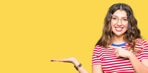 Joven Hermosa Mujer Con Gafas Asombradas Sonriendo Cámara Mientras Presenta —  Fotos de Stock