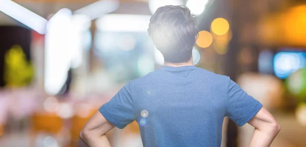 Giovane Bell Uomo Che Indossa Shirt Blu Sfondo Isolato Piedi — Foto Stock