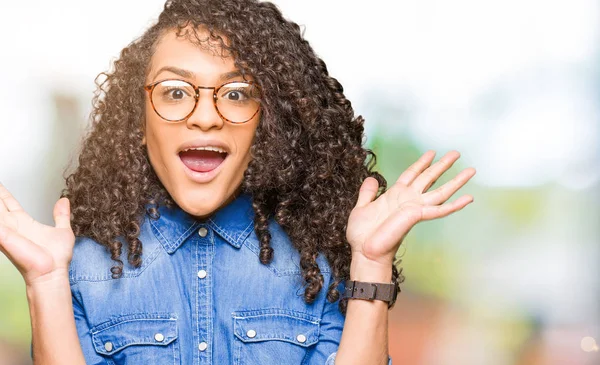 Joven Hermosa Mujer Con Pelo Rizado Con Gafas Celebrando Loco —  Fotos de Stock