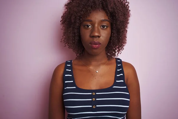 Mujer Afro Africana Joven Con Camiseta Rayas Pie Sobre Fondo —  Fotos de Stock