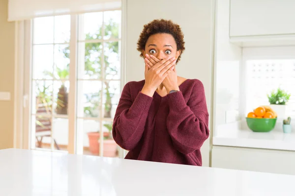 Junge Schöne Afrikanisch Amerikanische Frau Hause Schockiert Mund Mit Den — Stockfoto