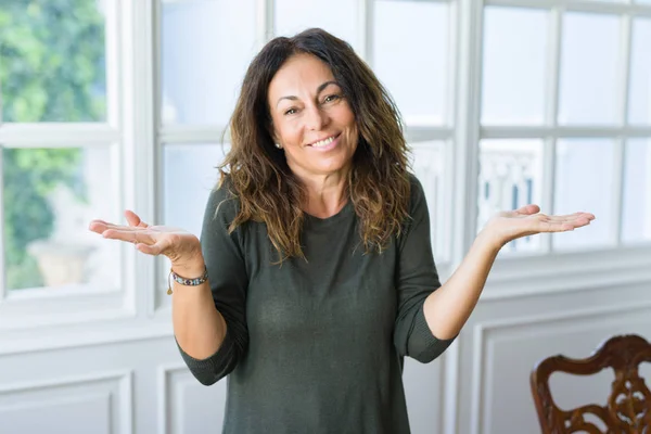 Beautiful middle age woman at home smiling cheerful with no idea — Stock Photo, Image