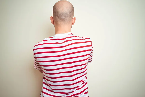 Joven Calvo Con Barba Llevando Una Camiseta Roja Rayas Casual — Foto de Stock