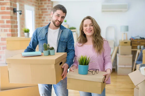 Jovem Casal Bonito Muito Feliz Juntos Segurando Caixas Papelão Movendo — Fotografia de Stock