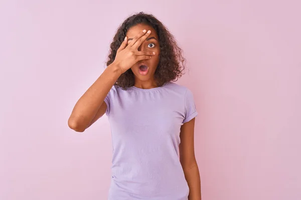 Jonge Braziliaanse Vrouw Dragen Shirt Staande Geïsoleerde Roze Achtergrond Glelen — Stockfoto