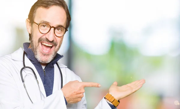 Красивий Середнього Віку Лікар Чоловік Медичному Пальто Здивований Посміхається Камери — стокове фото