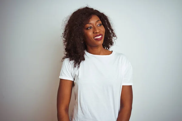 Jovem Afro Americana Vestindo Camiseta Sobre Fundo Branco Isolado Olhando — Fotografia de Stock