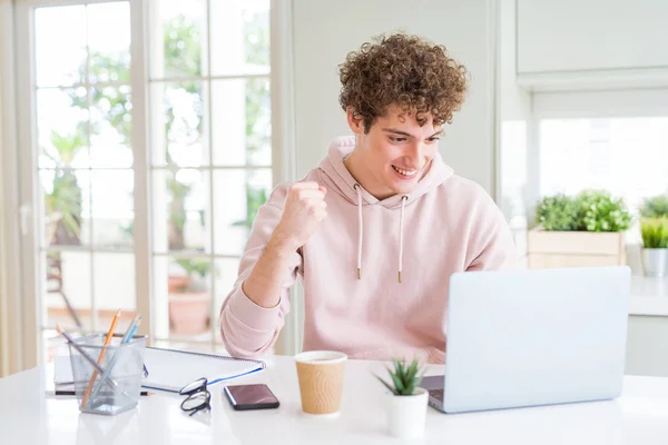 Jovem Estudante Trabalhando Estudando Usando Laptop Computador Gritando Orgulhoso Celebrando — Fotografia de Stock