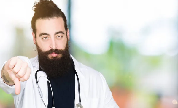 Dokter Dengan Rambut Panjang Mengenakan Mantel Medis Dan Stetoskop Terlihat — Stok Foto