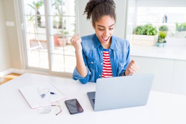 Genç afro-Amerikan öğrenci kadın bilgisayar dizüstü bilgisayar kullanarak gurur çığlık ve zafer ve başarı çok heyecanlı kutluyor, duygu tezahürat
