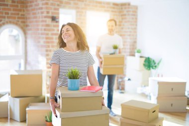 Orta yaş Senior çift yeni bir eve hareket