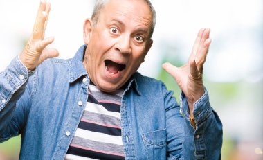 Yakışıklı komuta sizde giyen denim ceket kutluyor deli ve silah ile başarı için yükseltilmiş ve açık gözleri heyecanlı çığlık hayrete düşürdü. Kazanan kavramı