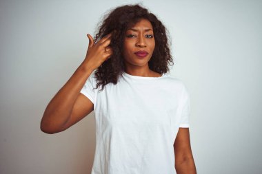 İzole beyaz arka plan üzerinde duran t-shirt giyen genç Afro-Amerikan kadın Çekim ve silah gibi baş kendini işaret eden kendini öldürme, intihar jesti.