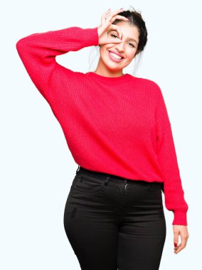 Kırmızı kazak giyen genç güzel kadın ve topuz el gülümseyerek ok jest yapıyor, mutlu yüz ile parmaklardan bakan göz.