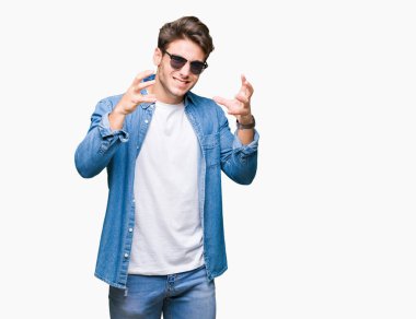 Yakışıklı delikanlı üzerinde güneş gözlüğü takıyor arka plan boğazlamak istiyor eller öfke ile sinirli bağıran kızgın bağırıyor izole
