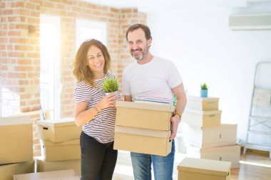 Orta yaş Senior çift yeni bir eve hareket, karton boks tutuyordum mutlu aşık Apartmant ile