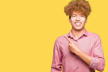 Neşeli bir gülümseme ile el ve parmak kadar yan yüzünde mutlu ve doğal ifade ile işaret yüz afro saçlı Genç yakışıklı iş adamı