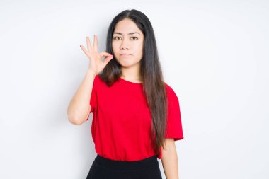 Izole arka plan ağız ve dudaklar üzerinde kırmızı t-shirt giyen güzel esmer kadın parmakları ile zip olarak kapattı. Gizli ve sessiz, tabu konuşma