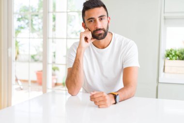 Yakışıklı adam rahat ve emin görünümlü