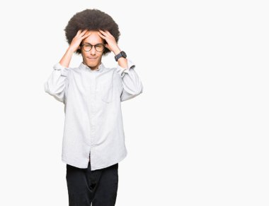 Çünkü baş baş ağrısı için üzerinde el ile gözlük takan afro saçlı genç Afro-Amerikan adam stres. Migren muzdarip.