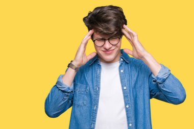 Çünkü çaresiz ve stresli baş ağrısı acı izole arka plan üzerinde gözlüklü genç yakışıklı adam ağrı ve migren. Ellerini kafasına.