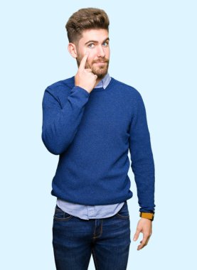 Genç yakışıklı bussines adam işaret jest göz izlemek için şüpheli ifade