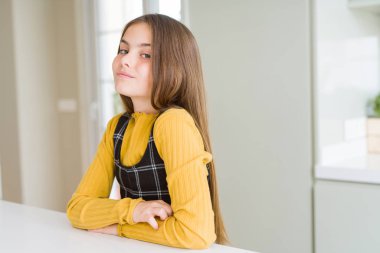 Kendinden emin ve heyecanlı kameraya gülümseyen güzel genç kız çocuk