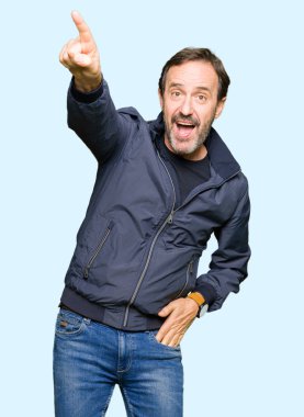 Orta yaş yakışıklı adam giyen bir ceket ile sürpriz devam parmakla, açık ağız ifade, önünde bir şey hayret