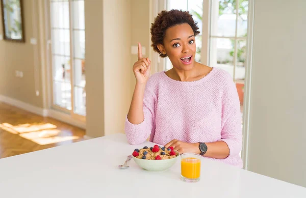 성공적인 아이디어와 손가락을 가리키는 집에서 아침에 식사를 아프리카 미국인 종료하고 — 스톡 사진