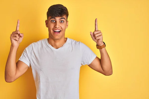 Hombre Joven Indio Con Camiseta Blanca Pie Sobre Fondo Amarillo — Foto de Stock