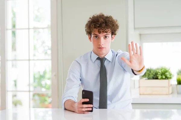 Joven Hombre Negocios Usando Smartphone Oficina Con Mano Abierta Haciendo — Foto de Stock
