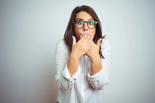 Joven Hermosa Mujer Negocios Con Gafas Sobre Fondo Aislado Impactado —  Fotos de Stock