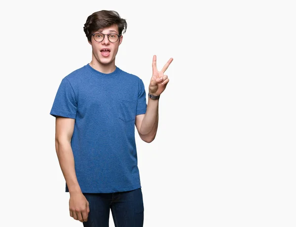 Mladý Pohledný Muž Nosí Brýle Izolované Pozadí Usmívající Smajlík Mrkl — Stock fotografie