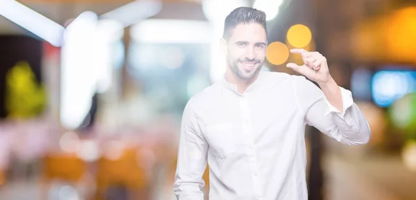 Genç Adamı Izole Arka Plan Gülümseyen Boyutu Işaret Parmaklı Ararken — Stok fotoğraf