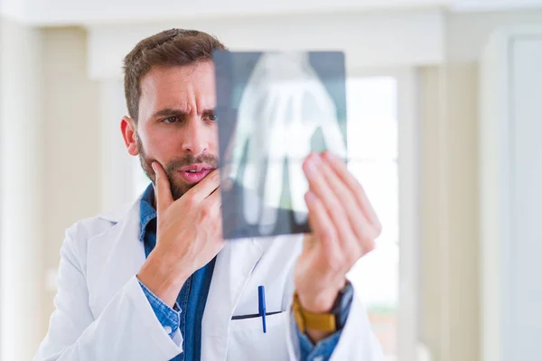 Doctor hombre mirando radiografía de rayos X haciendo examen corporal —  Fotos de Stock