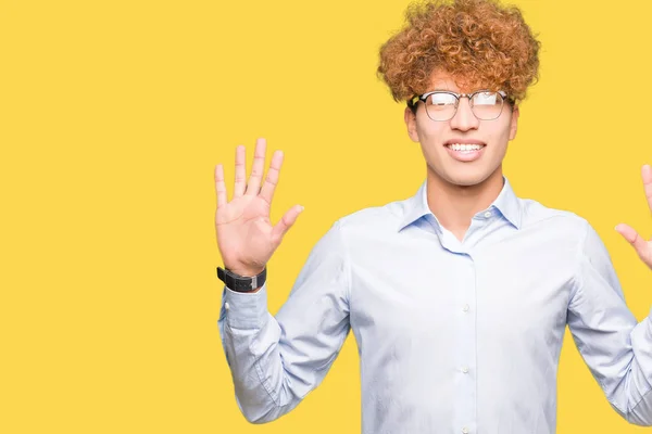 若いハンサムなビジネスの男性とアフロ眼鏡をかけて指で上向きの表示と番号を自信を持って 幸せな笑みを浮かべている間 — ストック写真