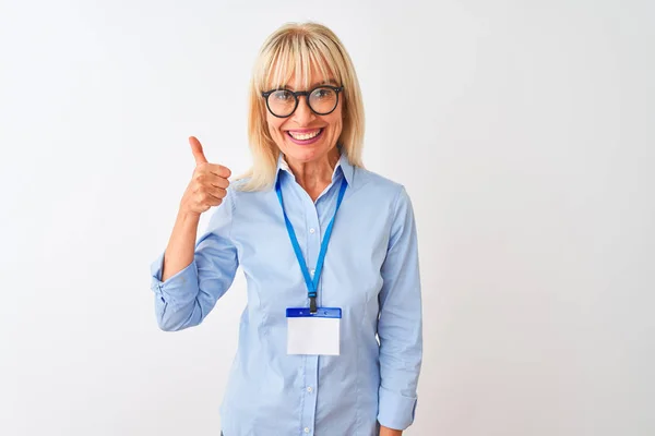 Middelbare Leeftijd Zakenvrouw Het Dragen Van Een Bril Kaart Geïsoleerde — Stockfoto