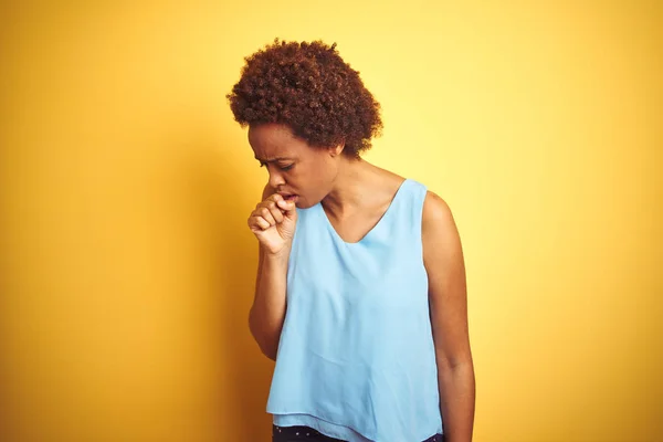 Bella Donna Afroamericana Che Indossa Camicia Elegante Sfondo Giallo Isolato — Foto Stock