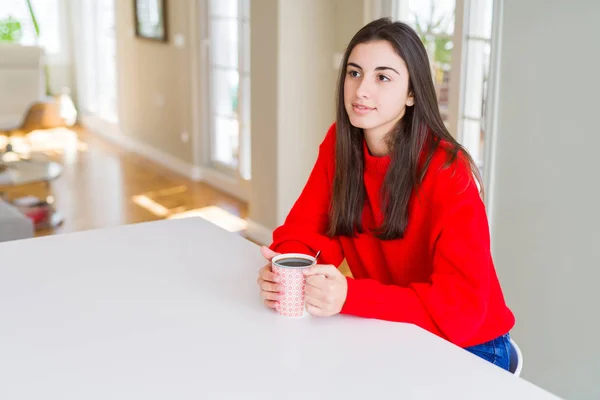 Schöne junge Frau genießt eine Tasse Kaffee — Stockfoto