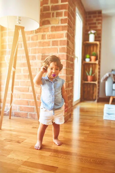 Hermosa Niña Pequeña Con Camisa Mezclilla Azul Pie Suelo Usando — Foto de Stock