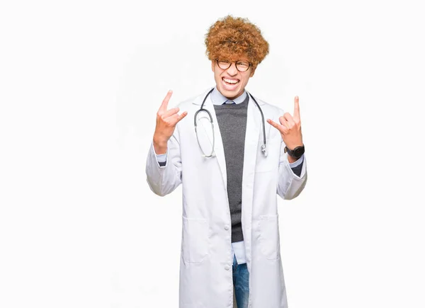 Junger Gutaussehender Arzt Medizinischem Mantel Der Mit Verrücktem Gesichtsausdruck Rocksymbol — Stockfoto