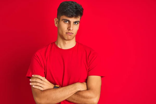 Jeune Homme Indien Portant Shirt Debout Sur Fond Rouge Isolé — Photo